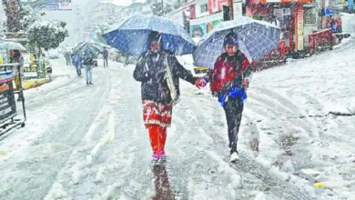 Photo of उत्तराखंड में दो दिन और बारिश-बर्फबारी की चेतावनी, हाईवे बंद, फंसे यात्री
