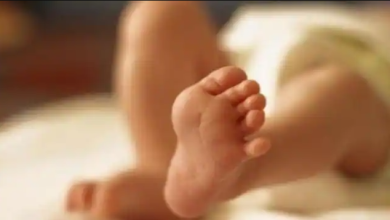 Photo of नैनीतालल: लम्बे इंतजार के बाद भी नहीं पहुंची एंबुलेंस सड़क पर दिया बच्चे को जन्म