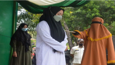 Photo of इंडोनेशिया में शादीशुदा महिला को गैरमर्द के साथ संबंध बनाने के अपराध में कोर्ट ने 100 कोड़े मारने की दी सजा