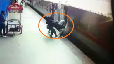 Photo of वाराणसी में चलती ट्रेन के नीचे गिरी महिला, IRCTC के कर्मचारियों ने बचाई जान