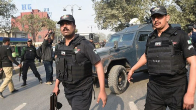 Photo of पाकिस्तान की संसद में पुलिस ने घुसकर विपक्षी नेताओं को किया गिरफ्तार, मचा हंगामा