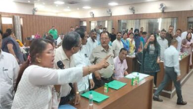 Photo of नगर निगम की बोर्ड बैठक में कांग्रेस पार्षद द्वारा राज्य आंदोलन में बलिदान देने वाले को पत्थरबाज कहने पर जबरदस्त हंगामा….
