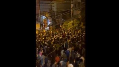 Photo of श्रीलंका में महंगाई के विरोध में भीड़ ने राष्ट्रपति आवास के बाहर  किया हिंसक विरोध प्रदर्शन, पत्रकारों समेत 10 से ज्यादा लोग घायल…