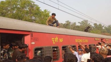 Photo of मनकापुर रेलवे स्‍टेशन पर एक युवक ट्रेन इंजन से तीसरे डिब्बे की छत पर चढ़ा, अधिकारियों ने हाईटेंशन तार की चपेट में आने से बचाया…