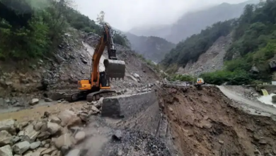 Photo of उत्तराखंड में लगातार बारिश से ऋषिकेश-बद्रीनाथ राष्ट्रीय राजमार्ग लामबगड़ बाधित