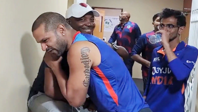 Photo of भारतीय ड्रेसिंग रूम में आया ये दिग्गज खिलाड़ी, कप्तान धवन ने देखते ही लगाया गले