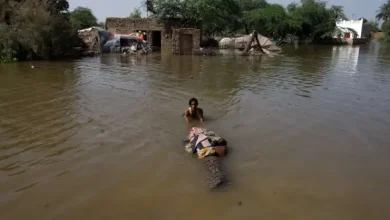 Photo of पाकिस्तान में भीषण बाढ़ से प्रभावित हुए लोगों की मदद के लिए आगे आए इमरान खान  