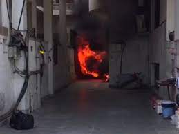 Photo of हजरतगंज के रायल कोचिंग में लगी आग ,फायर ब्रिगेड ने किया काबू में