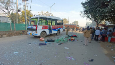 Photo of जयपुर के महला-जोबनेर में सड़क हादसा, बेकाबू निजी बस ने सड़क पर खड़े तीन लोगों को कुचला