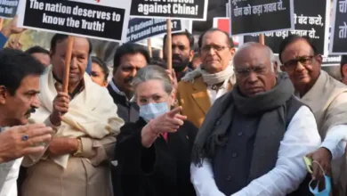 Photo of कांग्रेस समेत 12 दलों के सांसदों ने संसद के बाहर किया प्रदर्शन, सोनिया गांधी ने कहा ..