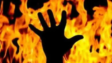 Photo of पाकिस्तान में झूठी शान की खातिर एक व्यक्ति ने अलग रह रही पत्नी को आग लगाकर जिंदा जला दिया..
