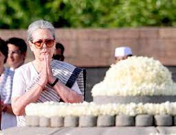 Photo of सोनिया गांधी, राहुल गांधी,व अन्य ने दिल्ली के वीर भूमि में राजीव गांधी स्मारक पहुंचकर उन्हें श्रद्धांजलि अर्पित की..