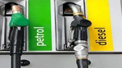 Photo of पाकिस्तान में सरकार ने अंतरराष्ट्रीय तेल दर में गिरावट के बाद पेट्रोल और डीजल के दामों में भारी कटौती की