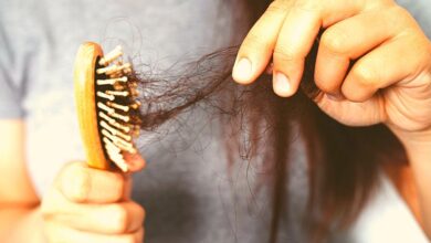 Photo of अगर आप भी लगातार गिरते बालों से परेशान हैं, तो इस समस्या से निजात पाने के लिए घर पर ही आसानी से हेयर सीरम बनाएं