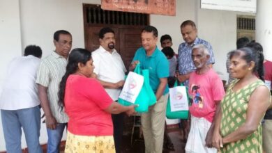 Photo of श्रीलंका में भारतीय उच्चायोग ने की बाढ़ प्रभावित परिवारों की मदद, श्रीलंकाई ऊर्जा मंत्री ने कहा ‘थैंक यू’