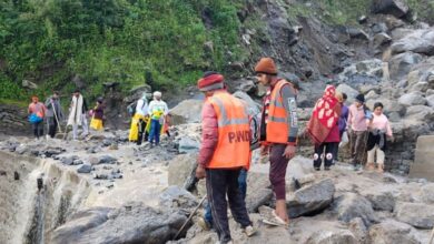 Photo of रुद्रप्रयाग-गौरीकुंड हाईवे पर मुनकटिया में भूस्खलन, मलबा आने से रास्ता बंद