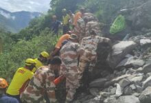 Photo of ऋषिकेश-बदरीनाथ हाईवे पर हादसा: टेंपो-ट्रेवलर नदी में गिरा, एक ही परिवार के 17 लोग थे सवार, दो की मौत
