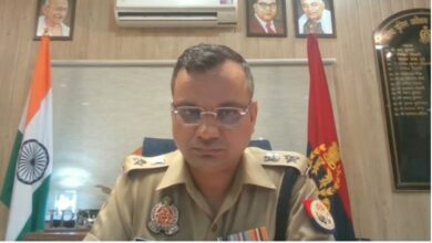 Photo of उत्तर प्रदेश :  चेकिंग के दाैरान बाइक से गिरी महिला, दरोगा और सिपाही निलंबित