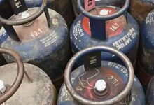 Photo of गैस संकट: व्यावसायिक सिलिंडरों की हुई कमी, हलवाइयों ने ढूंढा विकल्प