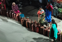 Photo of घनसाली में गैस सिलिंडर के लिए आधी रात एजेंसी के बाहर उमड़ी भीड़