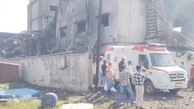 Photo of अहमदाबाद की पटाखा फैक्ट्री में भीषण आग, 8 लोगों की दर्दनाक मौत; लाइसेंस रद्द होने के बाद भी चल रहा था कारोबार