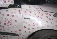 Photo of गर्लफ्रेंड से कार पर 3400 Kiss करवाना पड़ा भारी, पुलिस ने कटवाया ₹5,500 का चालान