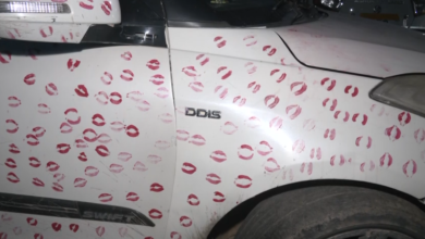 Photo of गर्लफ्रेंड से कार पर 3400 Kiss करवाना पड़ा भारी, पुलिस ने कटवाया ₹5,500 का चालान